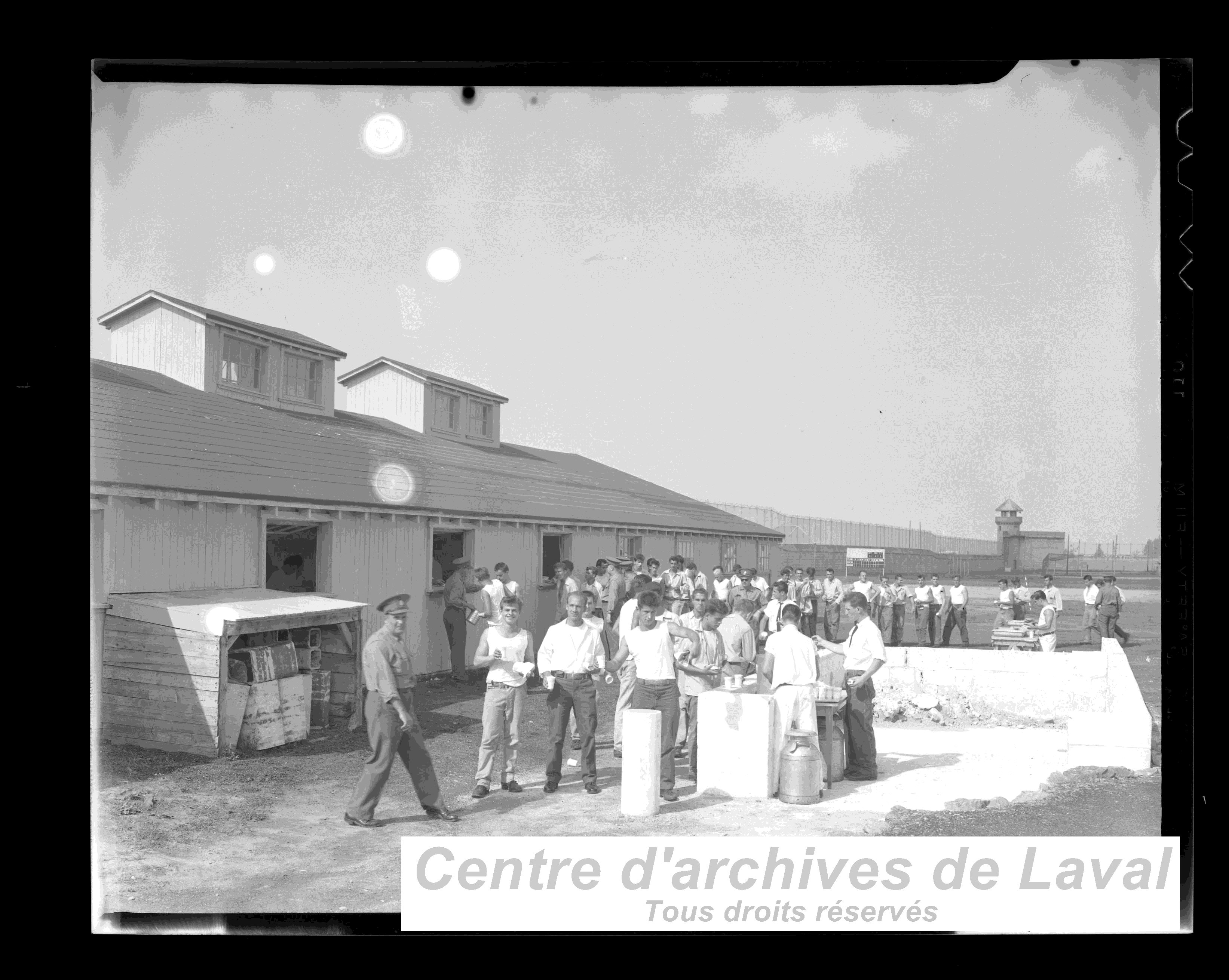 Pause rafrachissement lors de comptitions sportives entre dtenus dans les annes 1950